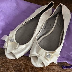 Vintage ivory flats in excellent condition, only ever tried on